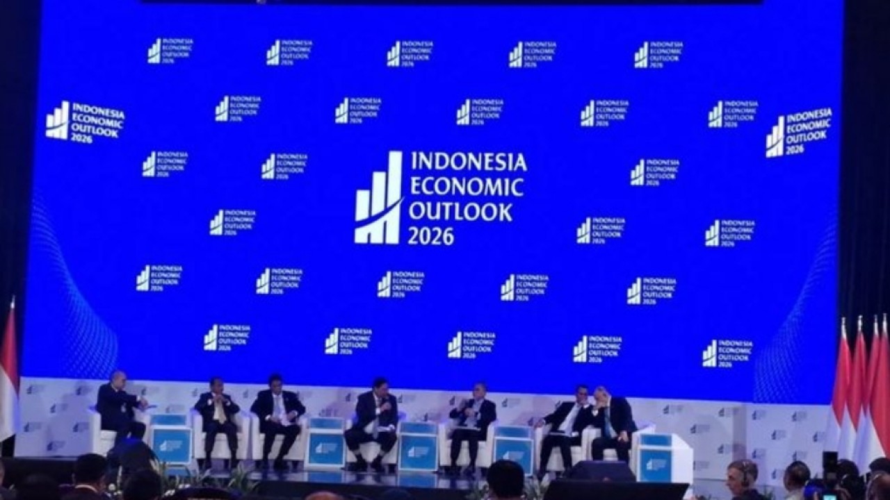 CEO Danantara Indonesia Rosan Roeslani bersama jajaran menteri bidang ekonomi dalam Indonesia Economic Outlook 2026 di Wisma Danantara, Jakarta, Jumat, 13 Februari 2026. (Antara/ Muhammad Heriyanto) (Antara)