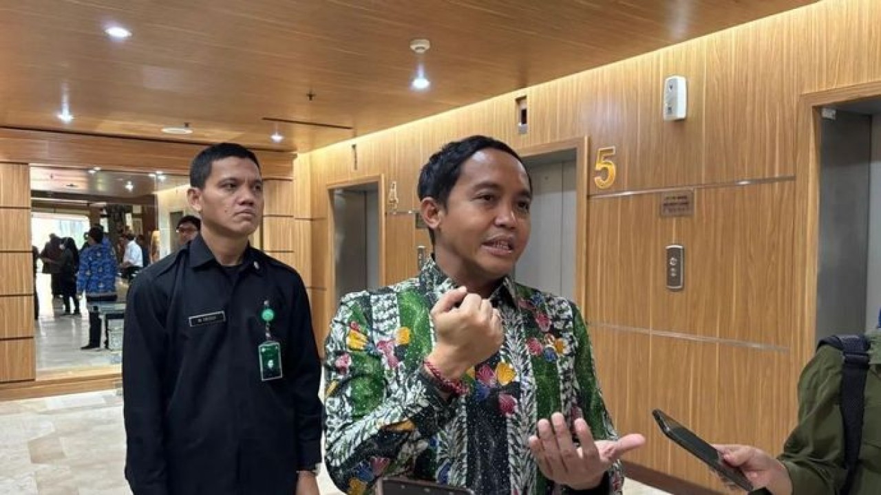 Menhut Raja Juli Antoni ketika memberikan keterangan kepada wartawan usai peluncuran Layanan Dana Masyarakat untuk Lingkungan periode keempat di Jakarta, Kamis, 12 Februari 2026. ANTARA/Prisca Triferna (Antara)