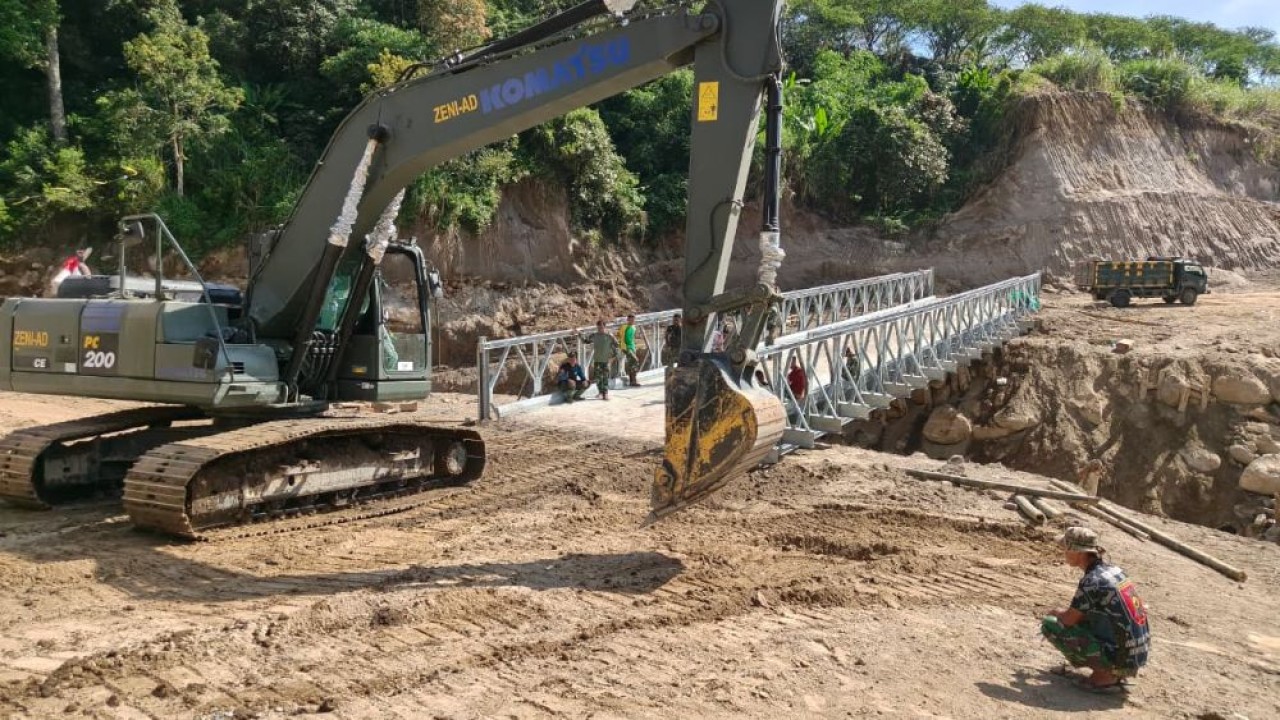 Pembangunan jembatan Bailey dan Armco dilaksanakan melalui sinergi Pemerintah Daerah bersama TNI. (Foto: Dok/Istimewa)