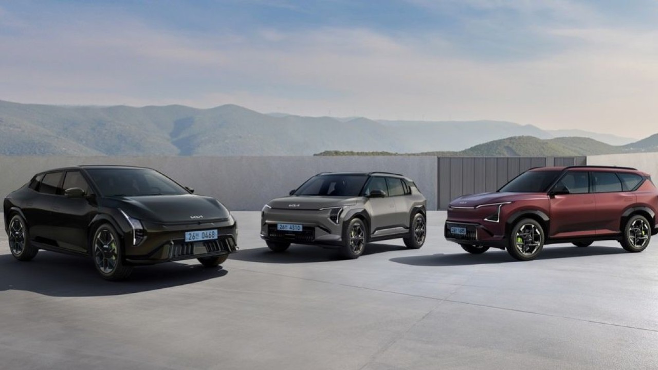 Kia Corp., resmi meluncurkan model kendaraan listrik (dari kiri ke kanan) EV4 GT, EV5 GT, dan EV3 GT. (Foto: Kia Corp., via Yonhap)