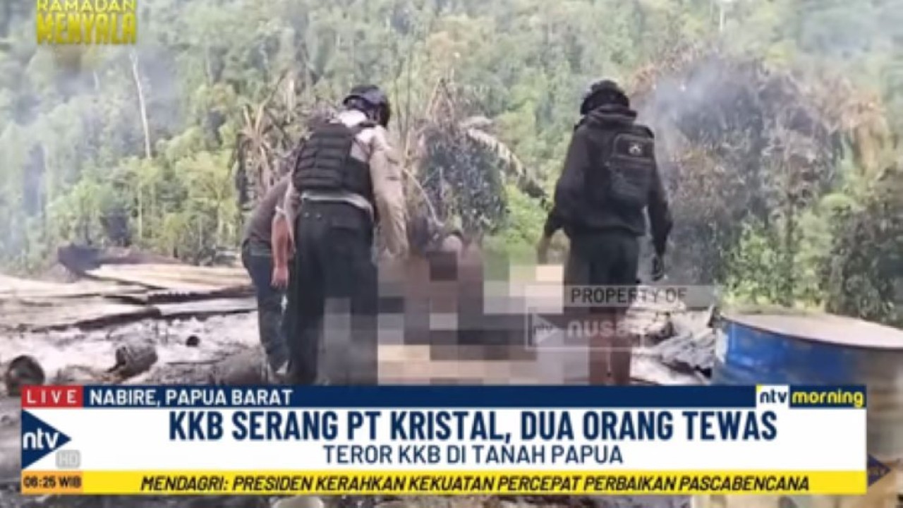 Aparat keamanan mengevakuasi dua korban tewas akibat serangan KKB