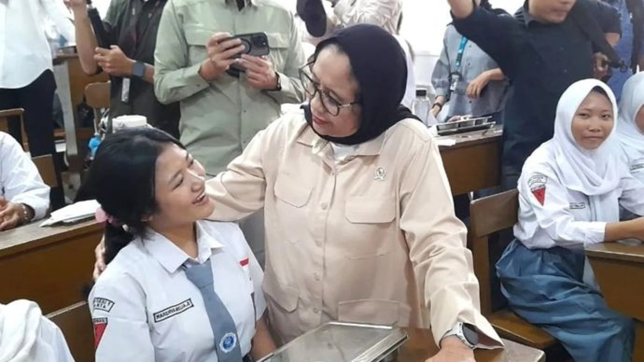 Wakil Kepala BGN Nanik Sudaryati Deyang berbincang dengan salah seorang siswa di SMK Negeri 1 Jakarta pada Kamis, 8 Januari 2026 di hari pertama MBG tahun 2026. ANTARA/Lintang Budiyanti Prameswari. (Antara)