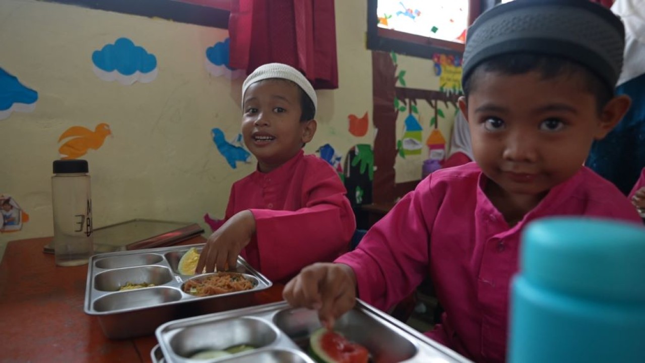 Siswa taman kanak-kanak (TK) di Pulau Serasan, Kabupaten Natuna, Kepuluan Riau sedang menyantap MBG. (Istimewa)