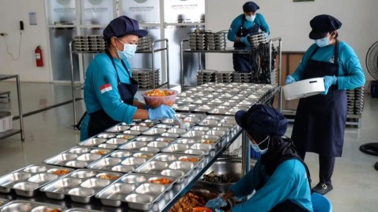 Pekerja menyiapkan paket makanan untuk program MBG di dapur SPPG Jebres yang sudah memiliki SLHS di Solo, Jawa Tengah, Rabu, 8 Oktober 2025. ANTARAFOTO/Maulana Surya/bar (Antara)