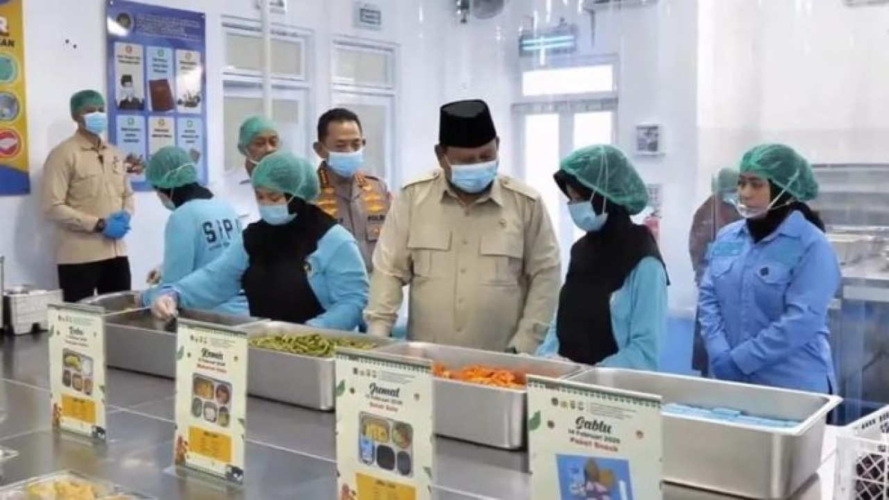 Presiden Prabowo Subianto (tiga kanan) saat meninjau Satuan Pelayanan Pemenuhan Gizi (SPPG) Polri di Palmerah, Jakarta Barat, Jumat, 13 Februari 2026. ANTARA/Youtube Sekretariat Presiden (Antara)