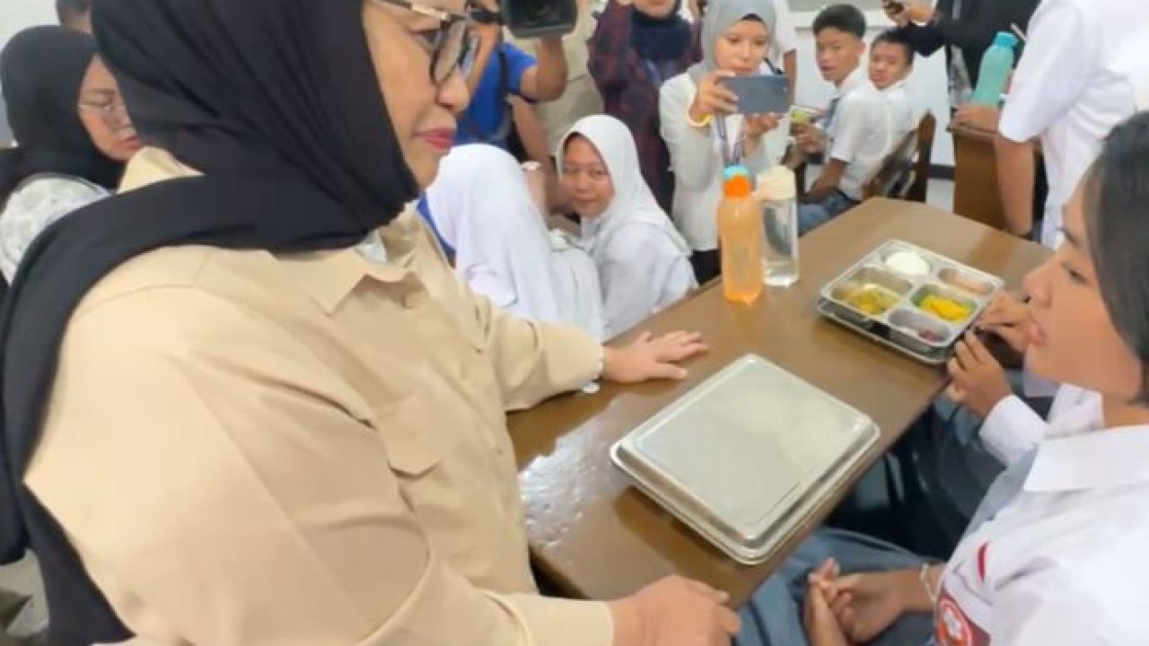 Wakil Kepala Badan Gizi Nasional Nanik S. Deyang bersama Wakil Menteri Kesehatan Benjamin Paulus Octavianus meninjau pelaksanaan MBG di SMK Negeri 1 Jakarta pada Kamis (8/1/2025). Dalam kunjungan itu, Nanik berdialog dengan siswa terkait perubahan p (dok BGN)