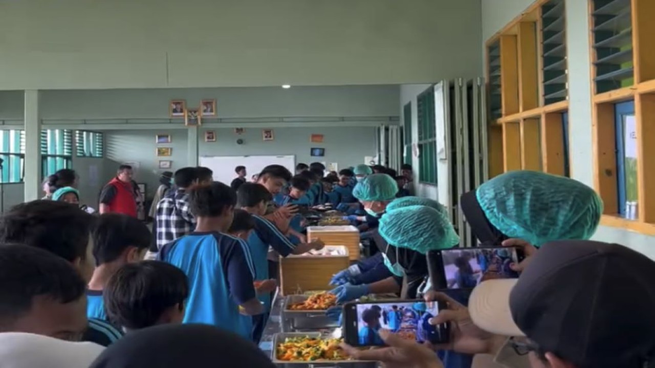 Untuk menghadirkan suasana kebersamaan dan lebih guyub, Satuan Pelayanan Pemenuhan Gizi (SPPG) Gunungpuyuh Karamat, Kota Sukabumi, Jawa Barat menyajikan menu Makan Bergizi Gratis (MBG) dengan cara berbeda. (Istimewa)