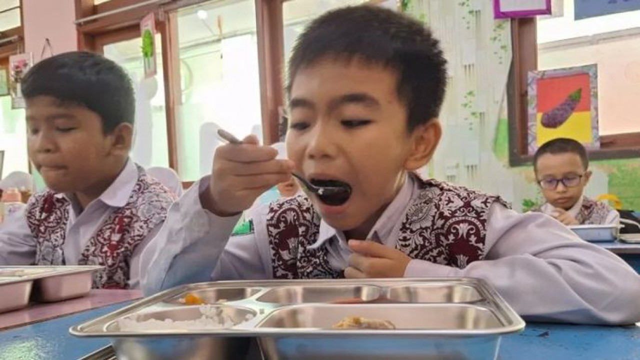 Arsip - Peserta didik di salah satu sekolah di Kabupaten Penajam Paser Utara, Provinsi Kalimantan Timur, menyantap menu program MBG (ANTARA/Nyaman Bagus Purwaniawan) (Antara)