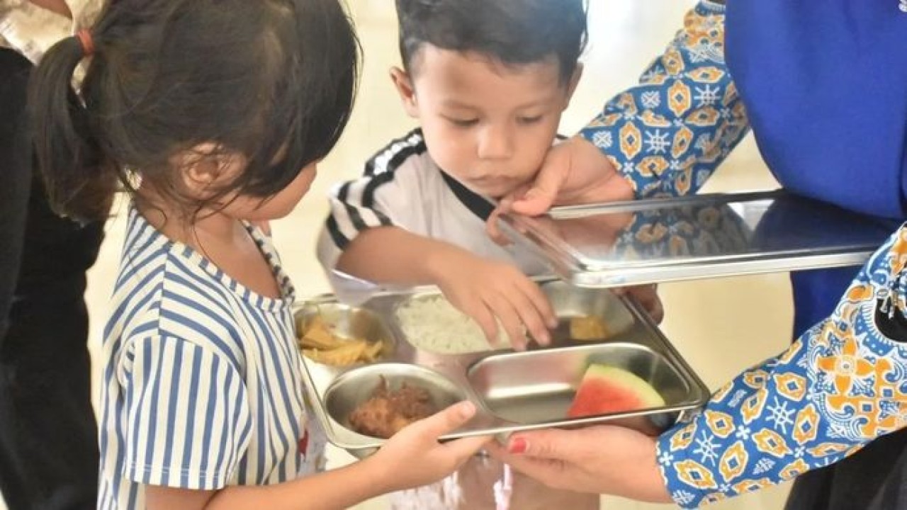 Balita non-PAUD menerima Makan Bergizi Gratis (MBG) dari kader Tim Pendamping Keluarga (TPK) yang mengantarkan makanan hingga ke rumah sebagai upaya meningkatkan kualitas sumber daya manusia sekaligus menekan angka stunting. ANTARA/HO-Kemendukbangga/BKKBN (Antara)