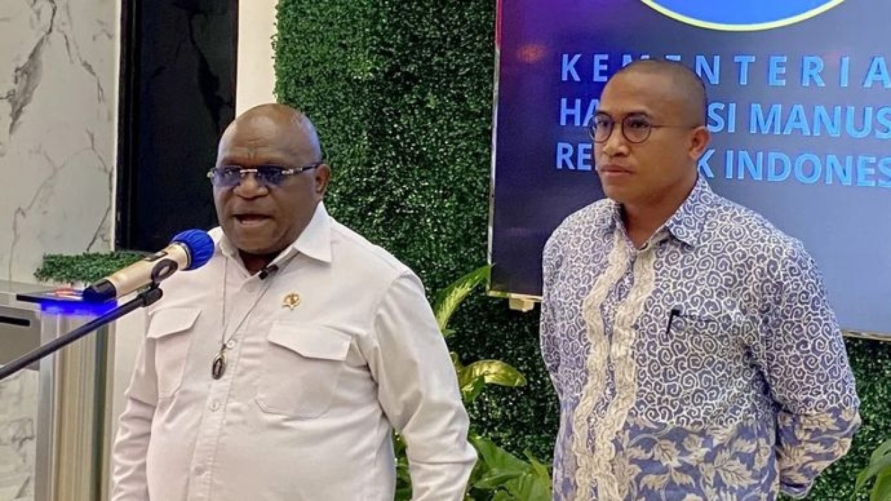 Menteri HAM Natalius Pigai (kiri) menyampaikan keterangan terkait teror yang dialami Ketua BEM UGM Tiyo Ardianto. (Antara)