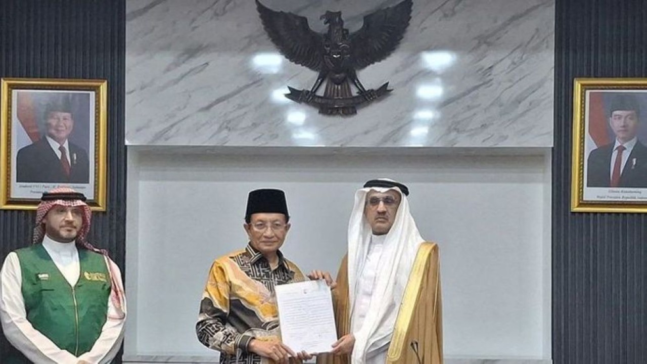 Duta Besar Kerajaan Arab Saudi untuk Indonesia Faisal bin Abdullah Al-Amudi (kanan), Menteri Agama Nasaruddin Umar (kedua kanan), dan perwakilan dari KS Relief (kiri) dalam acara serah terima bantuan 100 ton kurma dari Raja Salman kepada umat Islam di Indonesia, di Kementerian Agama RI, Jakarta, Rabu, 11 Februari 2026. (Foto: ANTARA/Katriana/aa)