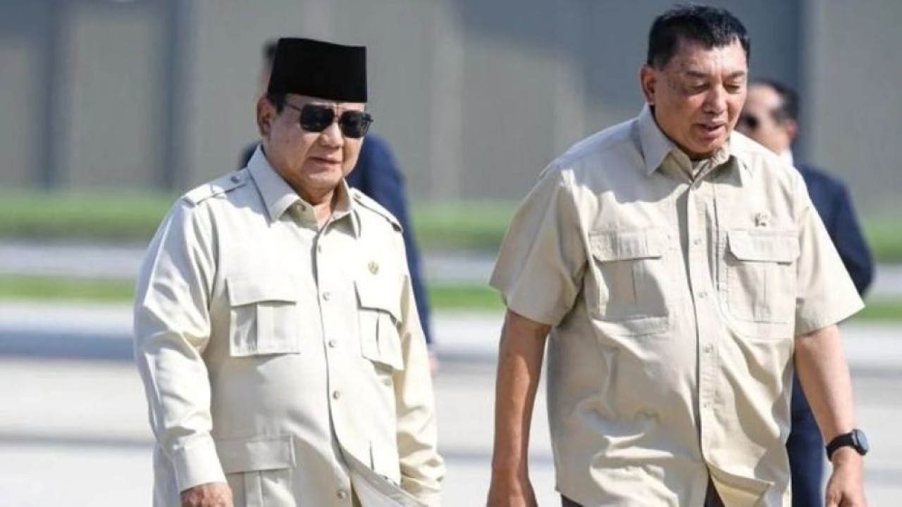 Presiden Prabowo Subianto didampingi Menhan Sjafrie Sjamsoeddin (kanan) usai tiba di Bandara Halim Perdanakusuma, Jakarta, Selasa, 14 Oktober 2025. Presiden Prabowo tiba di tanah air usai mengikuti KTT Sharm El Sheikh dalam rangka menyaksikan penanda. (Foto: Antara)