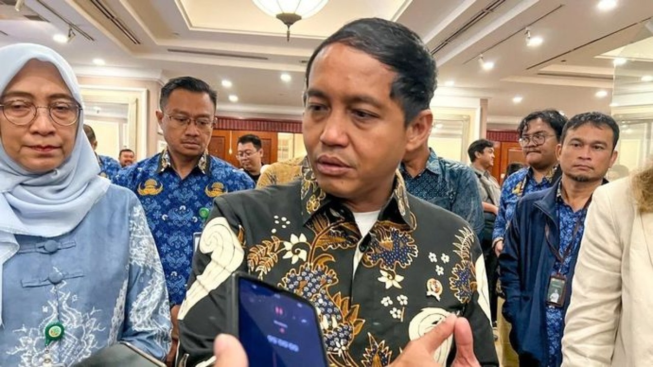 Menteri Kehutanan Raja Juli Antoni menjawab pertanyaan awak media ditemui di sela-sela Acara Lesson Learned Workshop bertajuk Bergerak dari Tapak: Menyemai Perhutanan Sosial yang Inklusif untuk Hutan Lestari dan Masyarakat Sejahtera di Jakarta, Kamis (Antara)