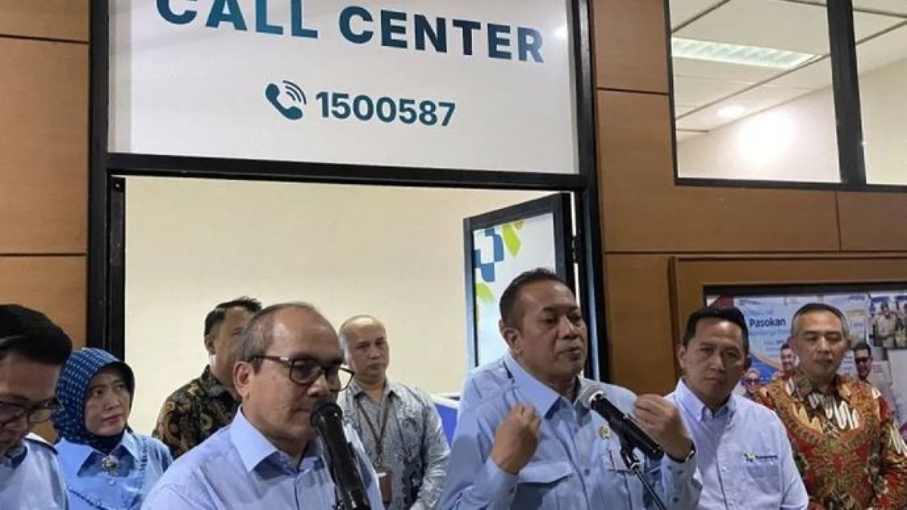 Menteri Koperasi Ferry Juliantono (tengah) menyampaikan keterangan dalam jumpa pers di Kantor Kemenkop, Jakarta, Rabu, 18 Februari 2026. ANTARA/Shofi Ayudiana/am. (Antara)