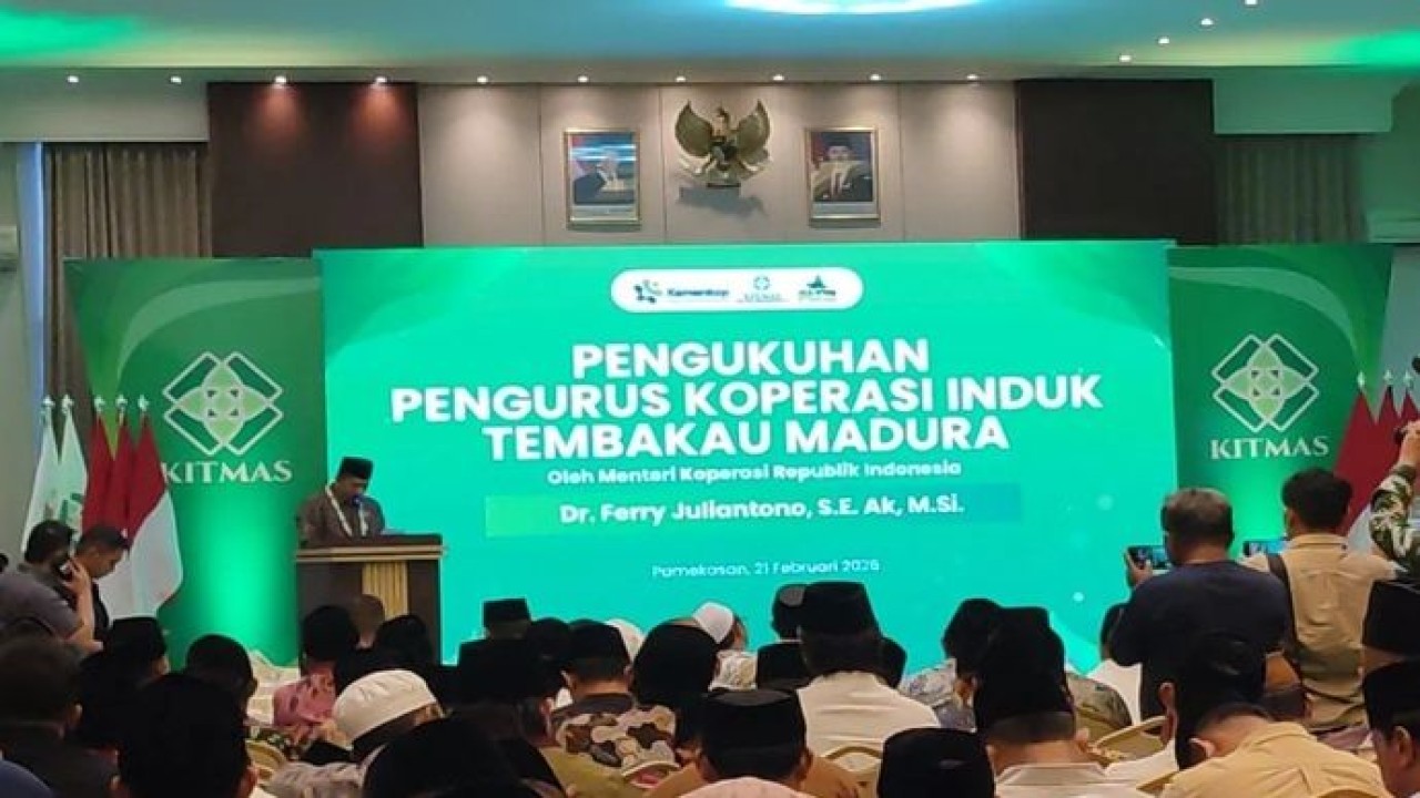 Menteri Koperasi Republik Indonesia Ferry Juliantono saat menyampaikan sambutan pada acara pengukuhan pengurus Koperasi Induk Tembakau Madura di Pamekasan, Jawa Timur, Sabtu, 21 Februari 2026. (ANTARA/ Abd. Aziz) (Antara)