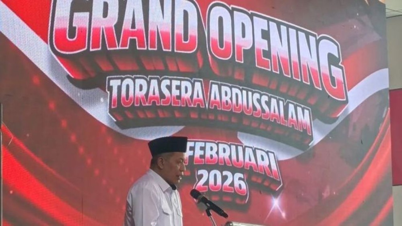 Menteri Koperasi Ferry Juliantono memberikan sambutan saat peresmian Toko Rakyat Serba Ada PP Abdusalam di Kubu Raya. (Foto: Antara)