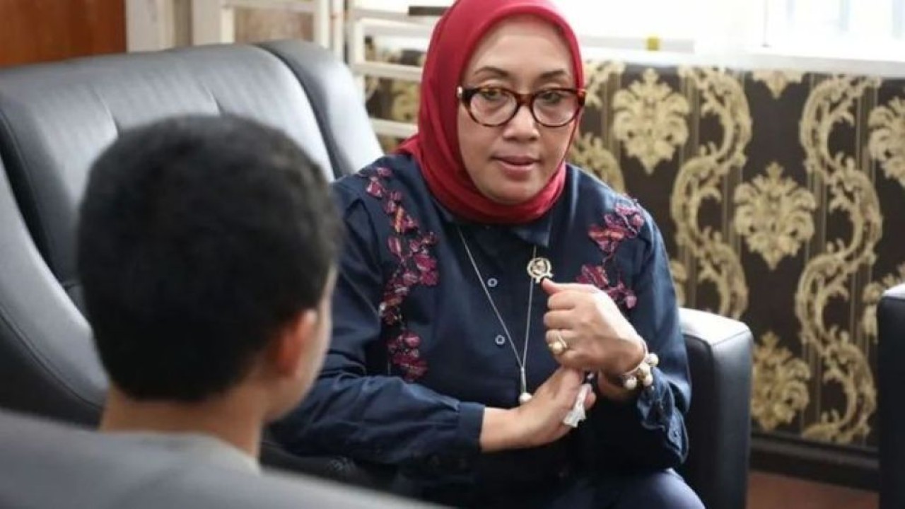 Menteri Pemberdayaan Perempuan dan Perlindungan Anak Arifah Fauzi menemui anak yang diduga terpapar terorisme di Medan, Sumatra Utara, Minggu (1/2/2026). (Foto: Antara)