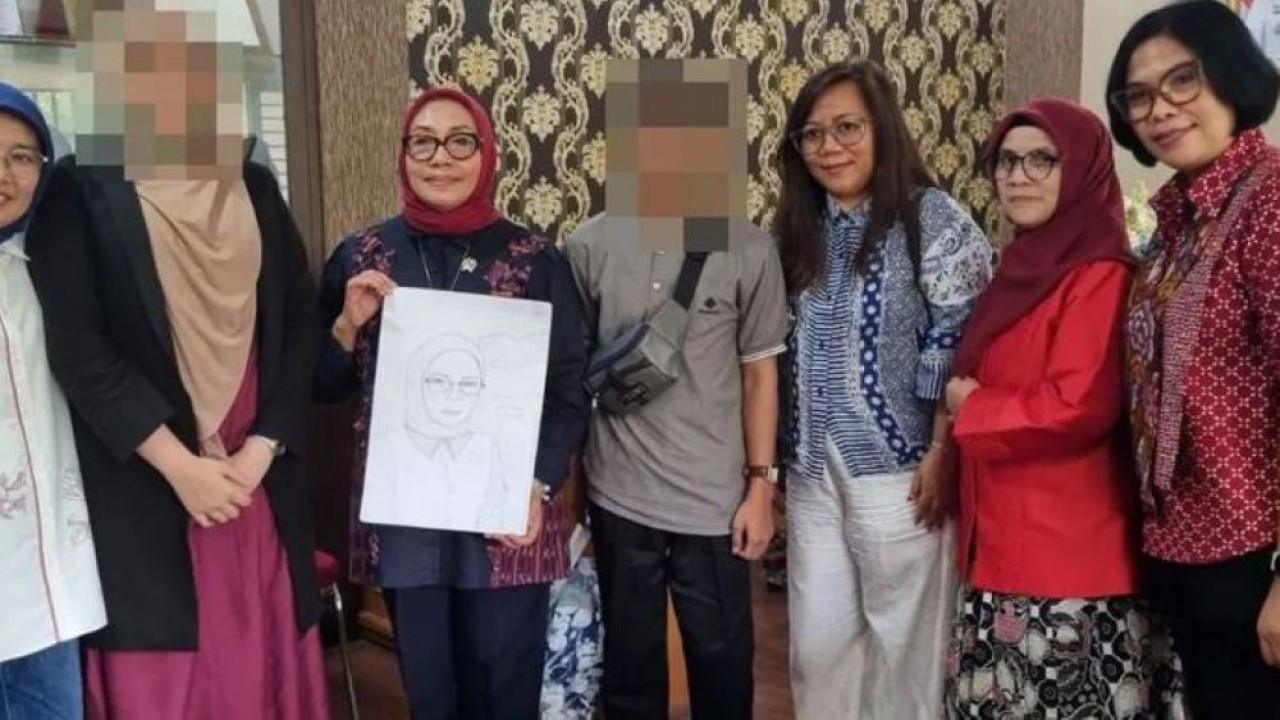 Menteri Pemberdayaan Perempuan dan Perlindungan Anak Arifah Fauzi (ketiga kiri) memperlihatkan sketsa gambar dirinya hasil karya anak berkonflik hukum, di Medan, Sumatra Utara, Minggu (1/2/2026). (Foto: Antara)