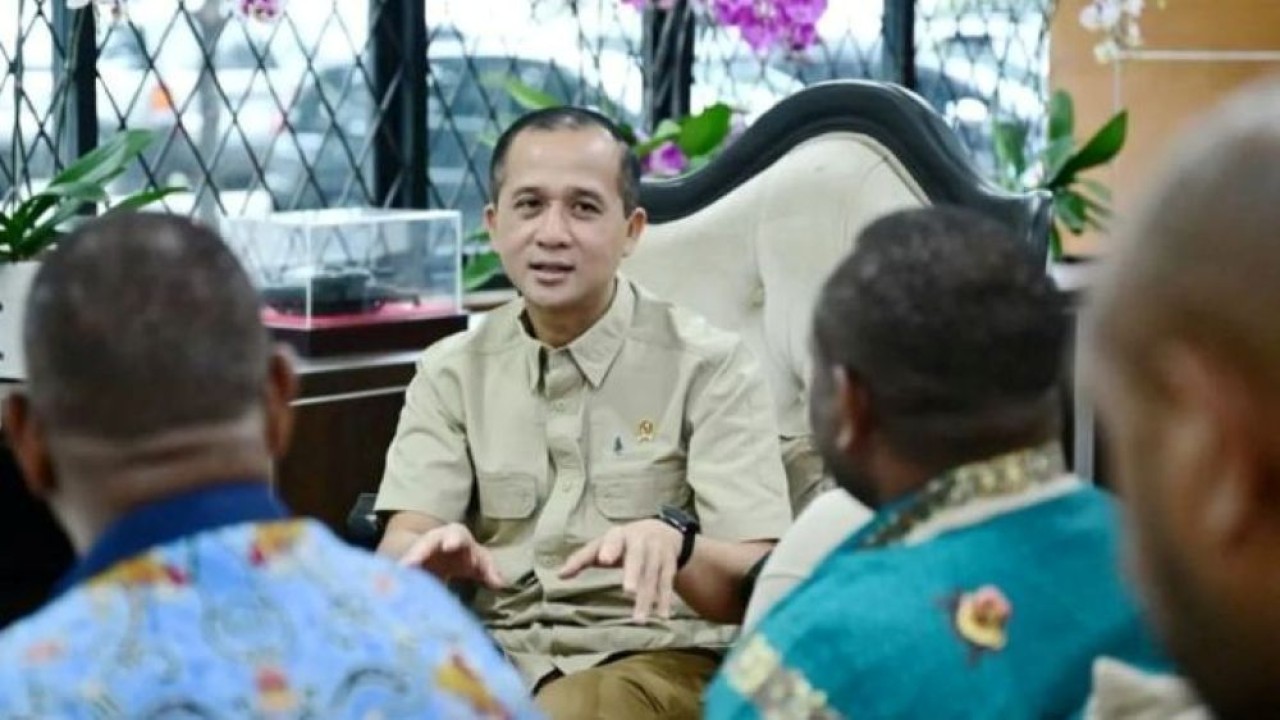 Menteri Transmigrasi (Mentrans) M Iftitah Sulaiman Suryanagara menghadiri pertemuan dengan perwakilan Pemerintah Kabupaten Boven Digoel dan Badan Pengarah Percepatan Pembangunan Otonomi Khusus Papua (BP3OKP) di Provinsi Papua Selatan (PPS) di kantor Kementerian Transmigrasi, Jakarta. (Foto: ANTARA/HO-Kementerian Transmigrasi)