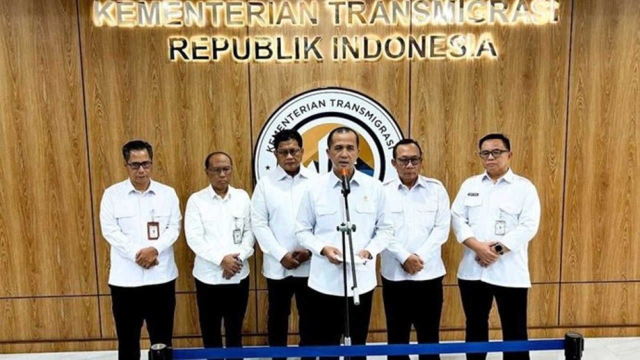 Menteri Transmigrasi (Mentrans) Muhammad Iftitah Sulaiman Suryanagara didampingi jajaran. (Foto: Antara)