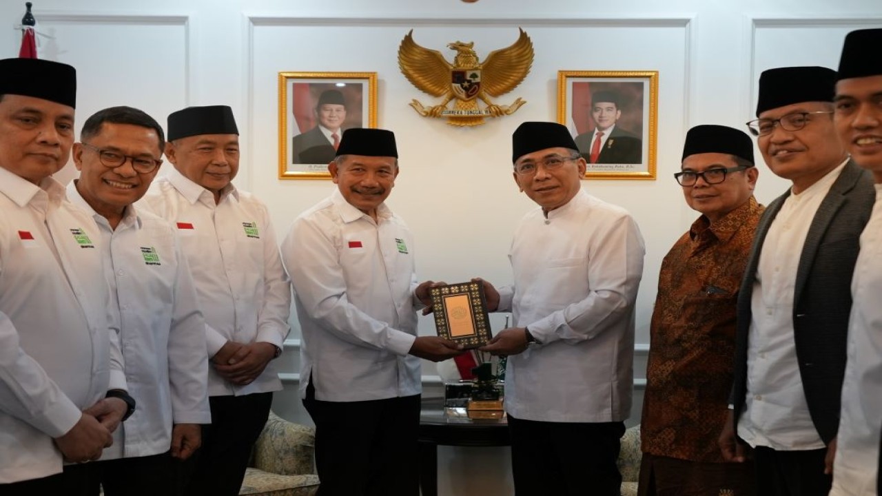 Dewan Pembina YMSM, Badrodin Haiti dalam penyerahan secara simbolis 1.000 mushaf Alquran kepada Ketua Umum PB Nahdlatul Ulama, Prof. KH Yahya Cholil Staquf di Gedung PBNU, Jakarta Pusat. (Istimewa)