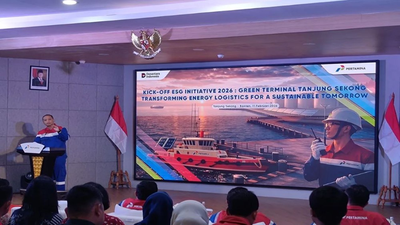 Direktur Transformasi dan Keberlanjutan Bisnis PT Pertamina (Persero) Agung Wicaksono memberikan paparan dalam seremoni kick off Green Terminal di Terminal LPG Tanjung Sekong, Cilegon, Rabu (11/2/2026). (ANTARA/Aria Ananda)