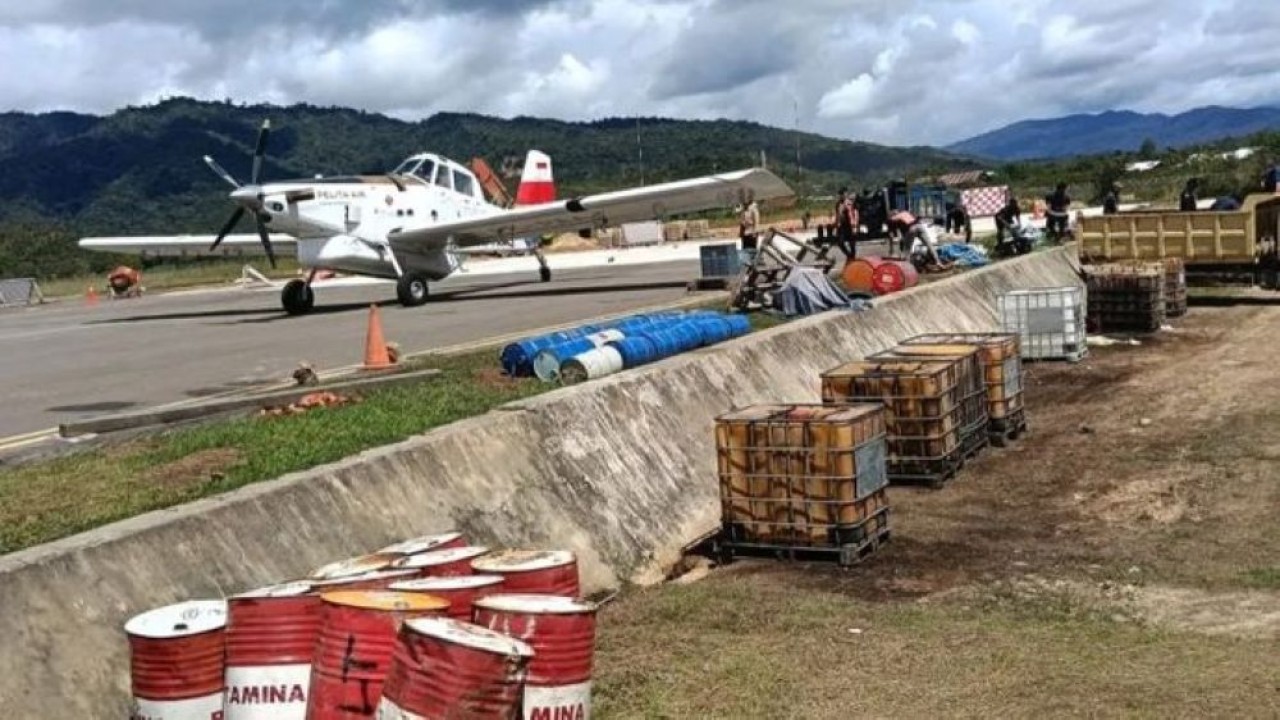 Pesawat pengangkut bahan bakar minyak (BBM) di Bandar Udara Yuvai Semaring, Krayan, Kabupaten Nunukan, Kalimantan Utara. (Foto: Antara)