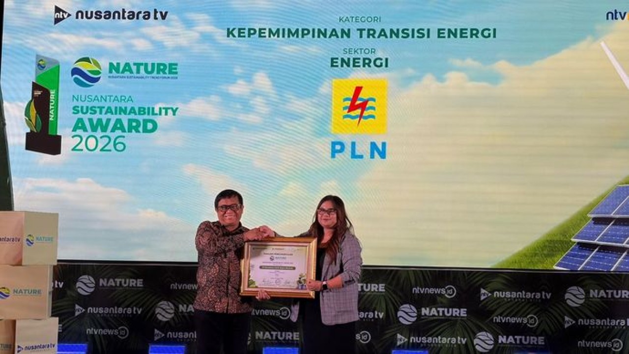 Perwakilan PT Perusahaan Listrik Negara (Persero) menerima penghargaan Nusantara Sustainability Award 2026 yang diserahkan oleh  Direktur Komersial dan Bisnis Nusantara TV Dede Apriadi (Ntvnews/Dedi)