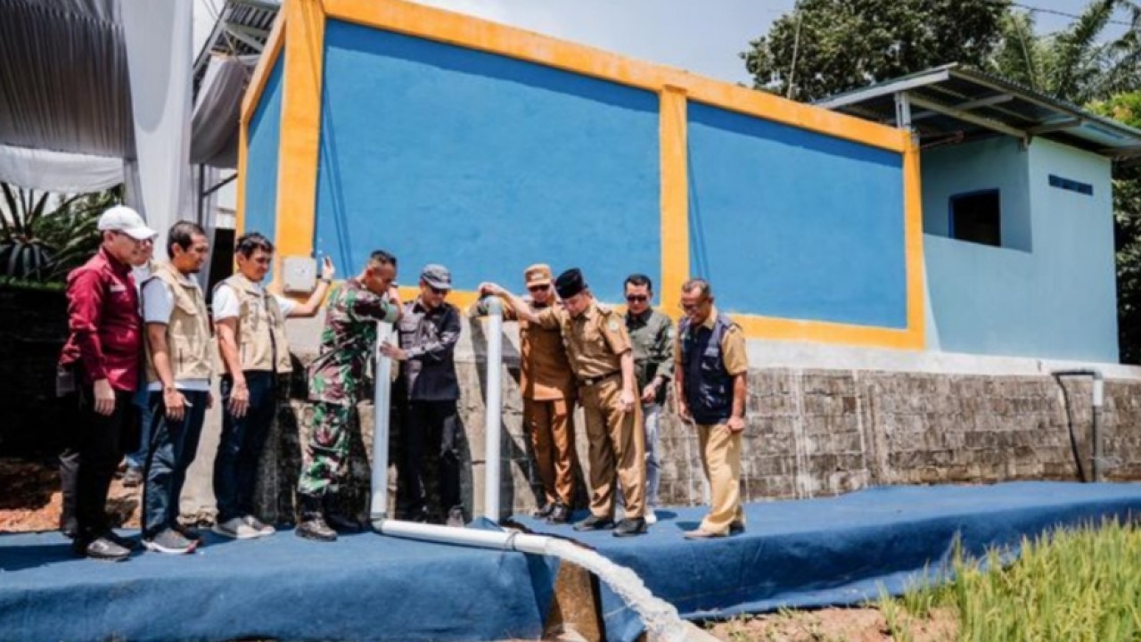 PLN terus bersinergi dengan pemerintah dalam memperluas program listrik masuk sawah. Melalui program Electrifying Agriculture, para petani di Kabupaten Seluma, Bengkulu, memanfaatkan pompanisasi berbasis listrik untuk menghemat bahan bakar sekaligus meningkatkan hasil panen secara signifikan. (PLN)