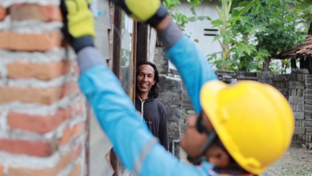 Ilustrasi petugas PLN ketika menambah daya listrik rumah pelanggan. Melalui fitur Simulasi Biaya di PLN Mobile, pelanggan dapat mengestimasikan biaya beragam layanan kelistrikan sejak awal. (PLN)
