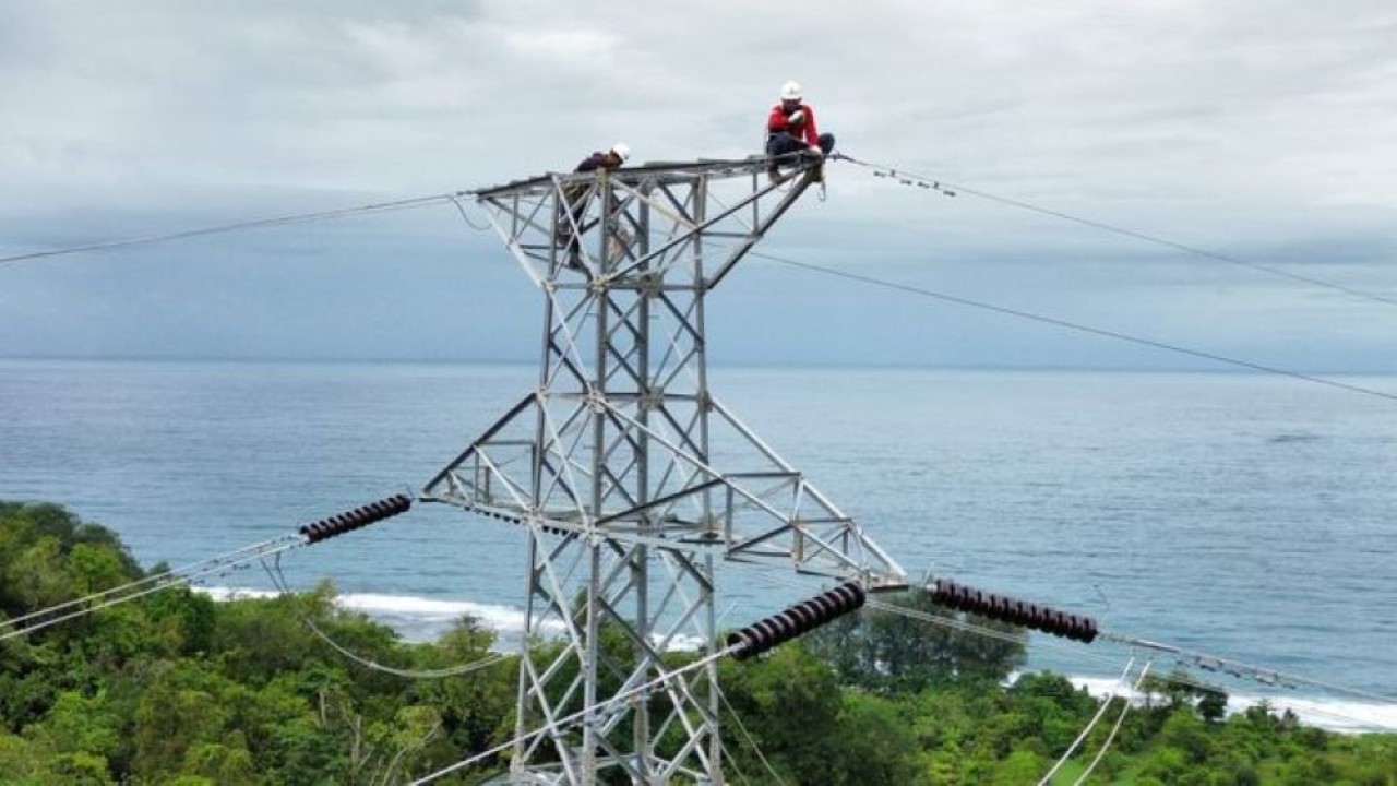 Petugas PLN ketika memastikan kesiapan Saluran Udara Tegangan Tinggi (SUTT) 150 kilo Volt (kV) Blangpidie-Tapak Tuan sebelum diberikan tegangan listrik secara perdana. (PLN dokumen)