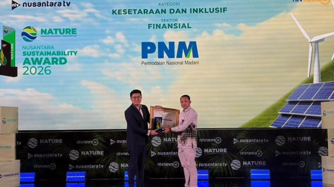 Perwakilan PT Permodalan Nasional Madani (PNM) menerima penghargaan Nusantara Sustainability Award 2026 yang diserahkan oleh Pemimpin Redaksi Nusantara TV Abraham Silaban (Ntvnews/Dedi)