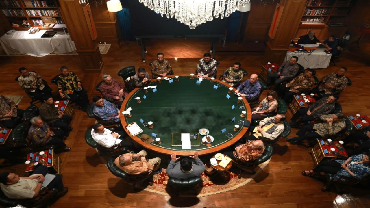 Presiden RI Prabowo Subianto menerima audiensi Asosiasi Pengusaha Indonesia (APINDO) di Padepokan Garudayaksa, Hambalang, Bogor, Senin malam (9/2)/Istimewa