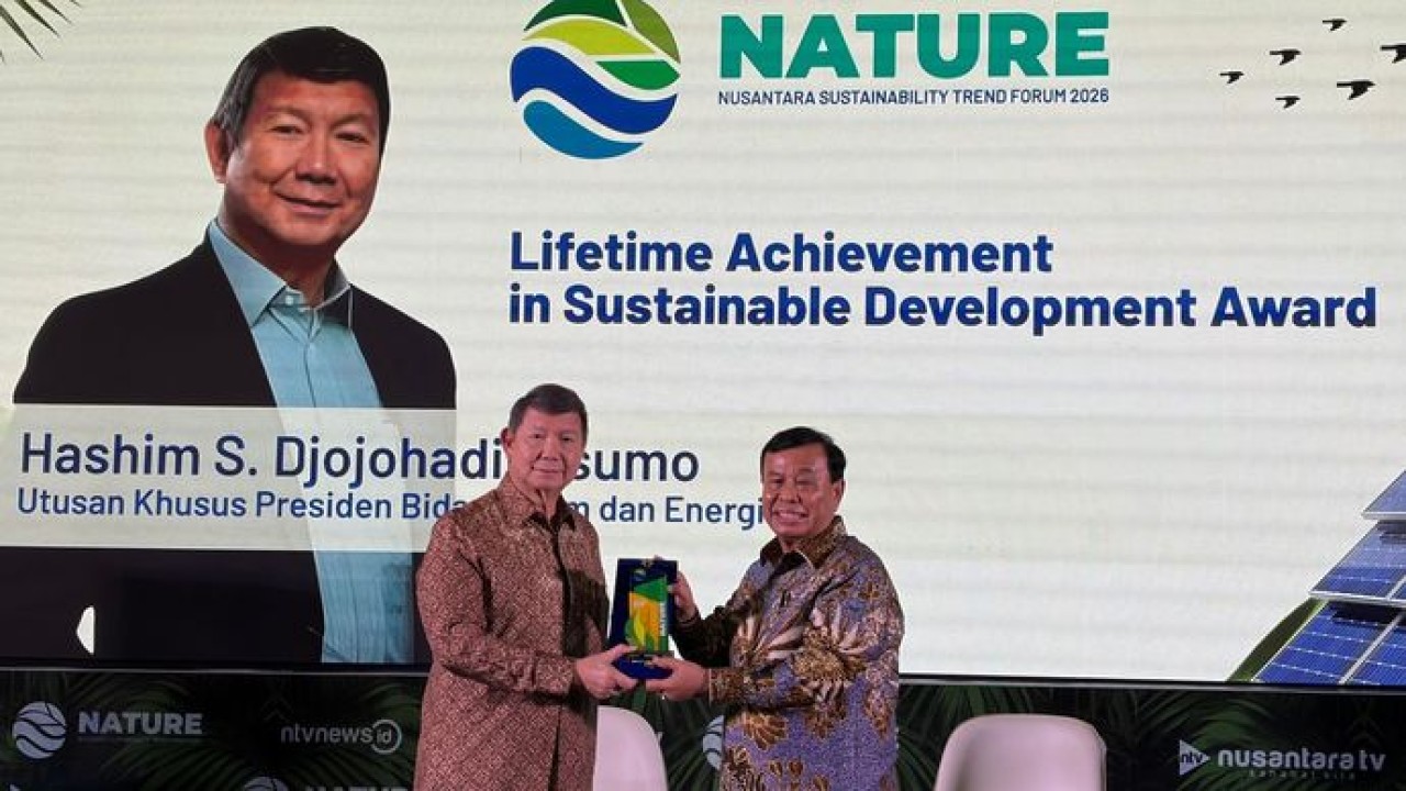 Hashim Djojohadikusumo menerima penghargaan NATURE Award 2026 yang diserahkan langsung oleh Presiden Komisaris NT Corp dan Nurdin Tampubolon (NTVNews.id: Dedi)