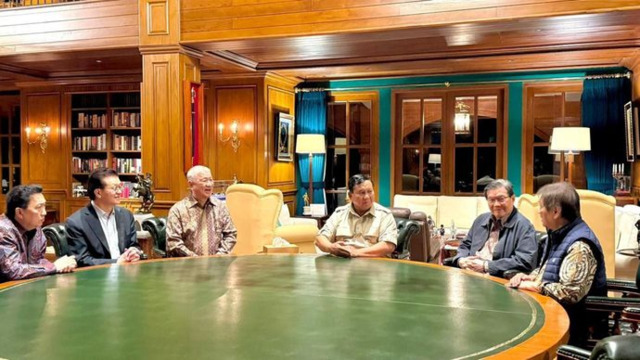 Presiden Prabowo berbincang dengan Boy Thohir, Aguan, Prajogo Pangestu, Anthony Salim, Franky Widjaja, dan Sugianto Kusuma (bakom ri)