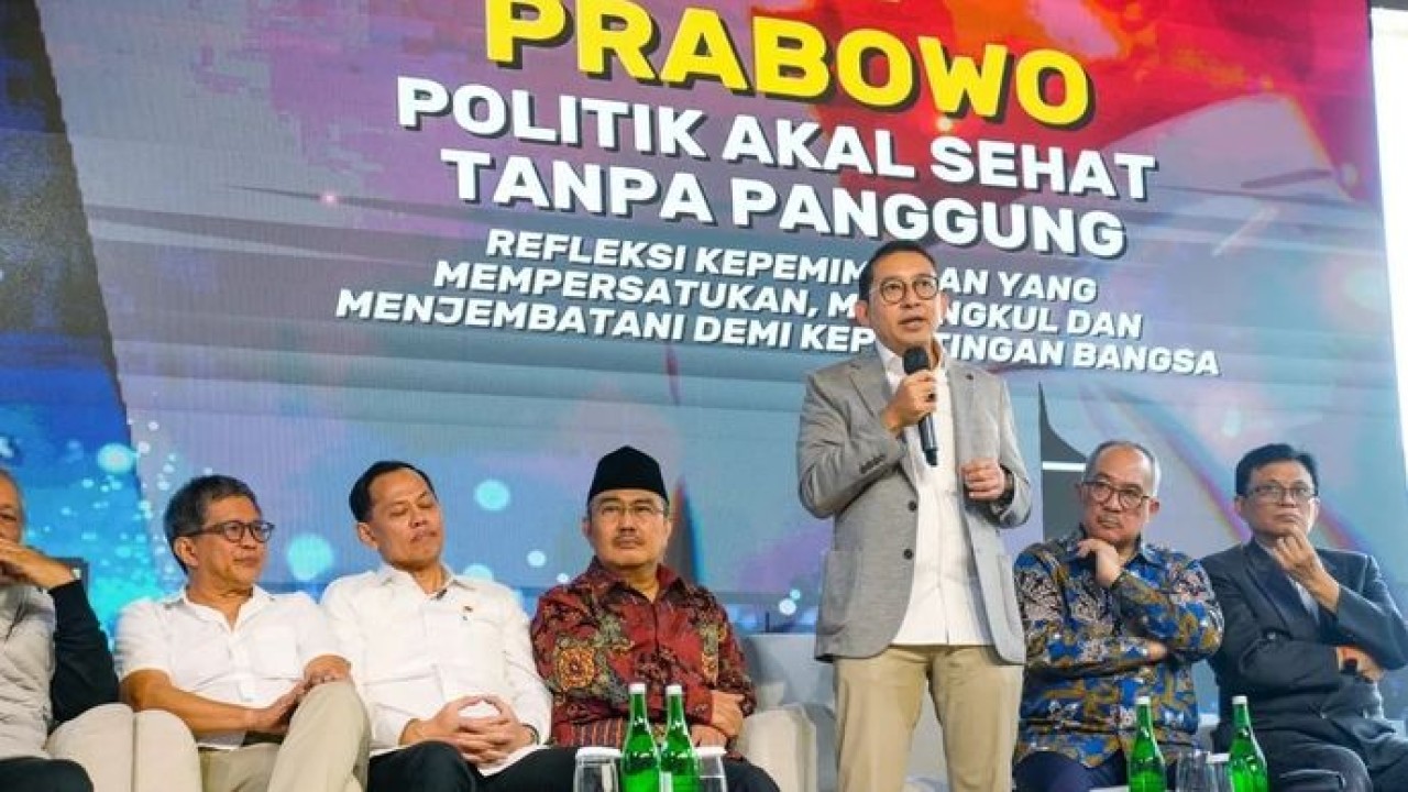 Menteri Kebudayaan Fadli Zon (berdiri) menyampaikan sambutan dalam acara bedah buku (Antara)