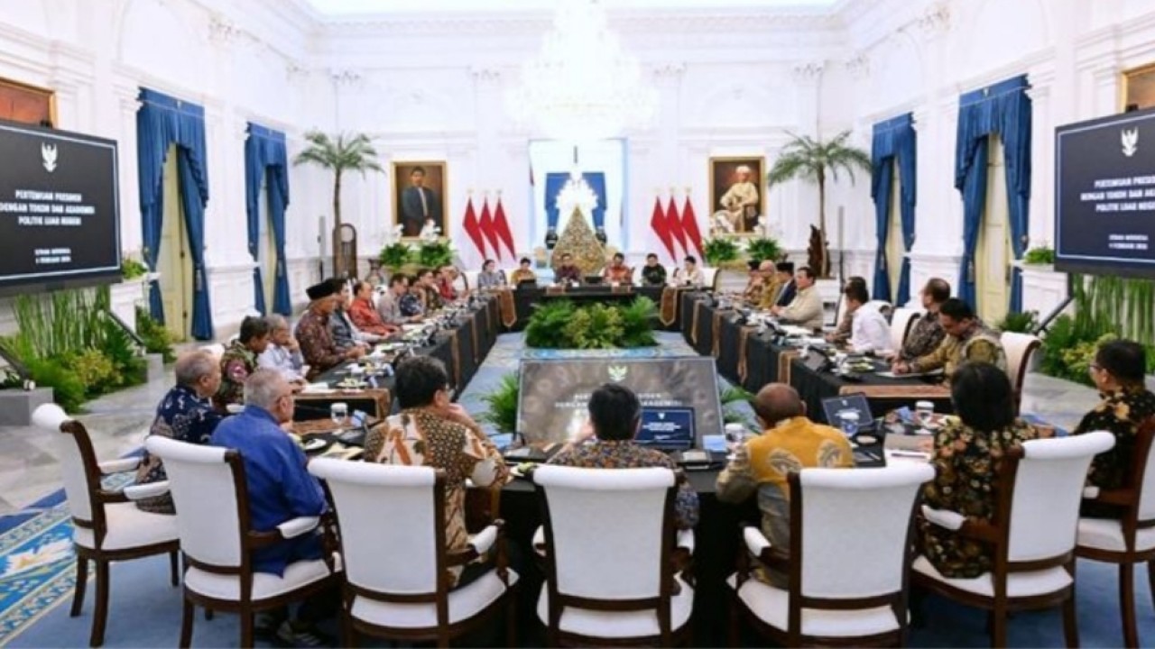 Presiden Prabowo Subianto menggelar pertemuan bersama tokoh dan akademisi politik luar negeri di Istana Merdeka, (Istimewa)