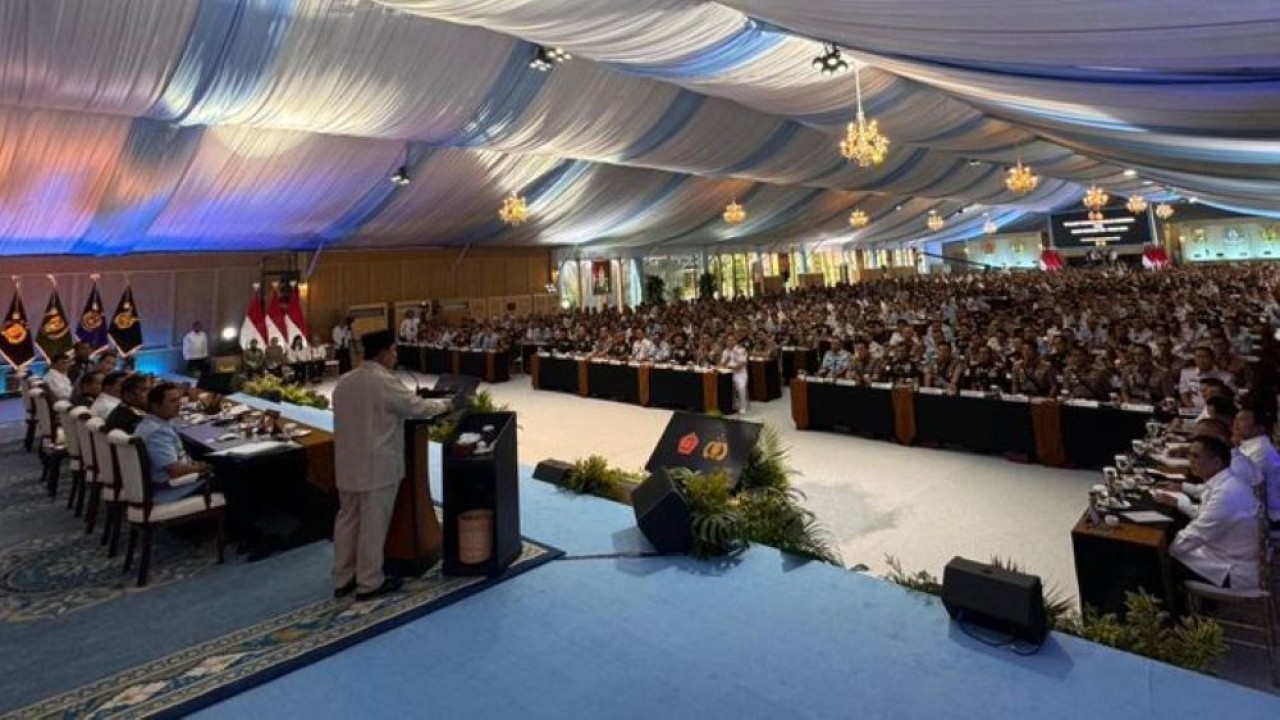 Presiden Prabowo Subianto memberikan taklimat kepada para peserta Rapat Pimpinan (Rapim) TNI dan Polri yang digelar di Istana Kepresidenan Jakarta (Sekretariat Presiden)