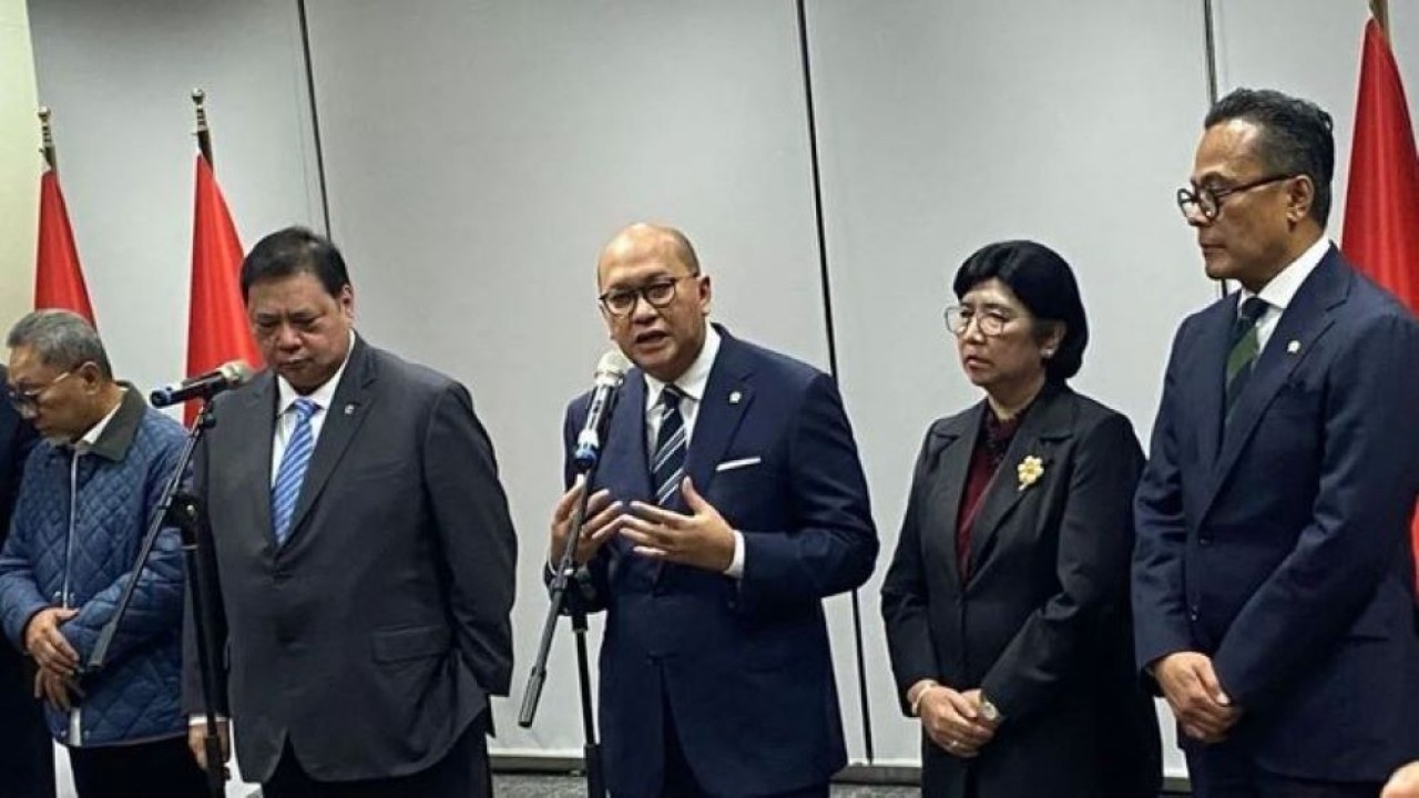 Menteri Investasi dan Hilirisasi/ Kepala BKPM Rosan Roeslani menyampaikan pernyataan dalam konferensi pers seusai acara Indonesia Economic Outlook 2026 di Wisma Danantara, Jakarta, Jumat, 13 Februari 2026. (ANTARA/ Rizka Khaerunnisa) (Antara)