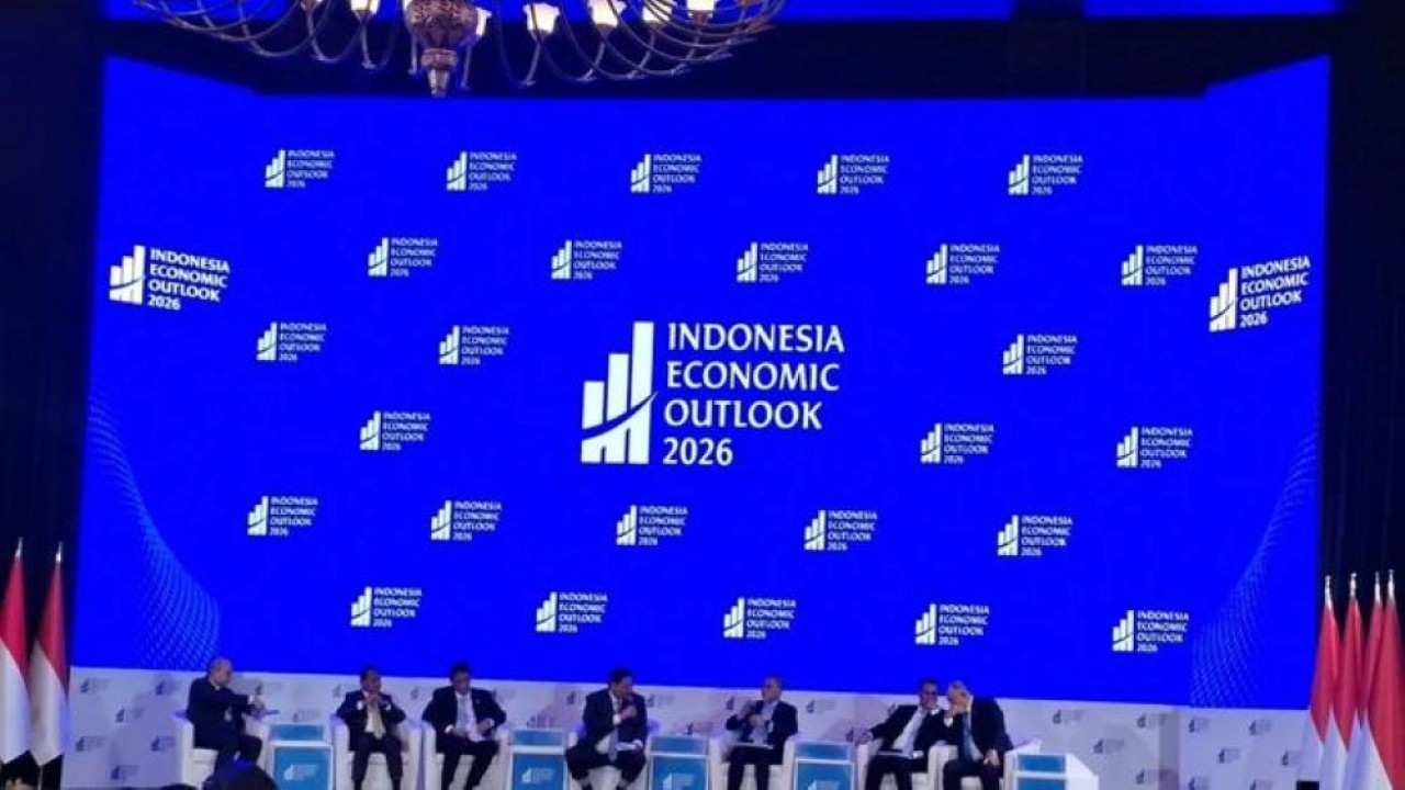 CEO Danantara Indonesia Rosan Roeslani bersama jajaran menteri bidang ekonomi dalam Indonesia Economic Outlook 2026 di Wisma Danantara, Jakarta, Jumat, 13 Februari 2026. (Antara/ Muhammad Heriyanto) (Antara)