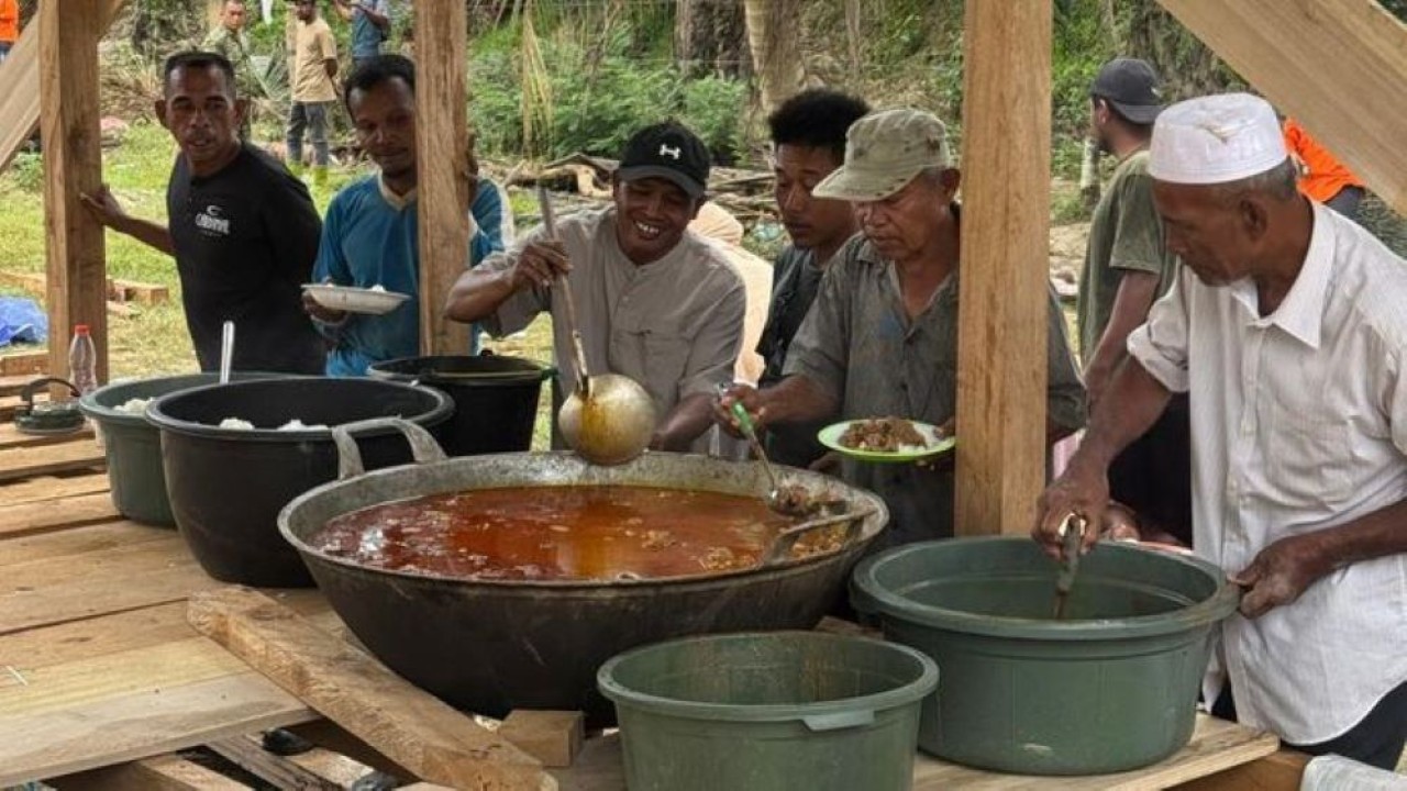 Masyarakat antusias menyantap Sedekah pribadi dari Presiden RI Prabowo Subianto untuk tradisi Meugang menyambut bulan suci Ramadan, di Desa Geudumbak, Langkahan, Aceh Utara, di lokasi, Selasa, 17 Februari 2026. (Istimewa)