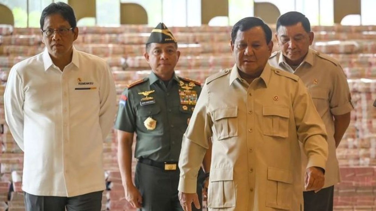 Arsip - Presiden Prabowo Subianto (kedua kanan) didampingi Menteri Keuangan Purbaya Yudhi Sadewa (kiri), Menhan Sjafrie Sjamsoeddin (kanan) dan Panglima TNI Jenderal TNI Agus Subiyanto (kedua kiri) saat menghadiri penyerahan uang pengganti kerugian negara hasil korupsi minyak kelapa sawit (CPO) di Kejaksaan Agung, Jakarta, Senin, 20 Oktober 2025. (Foto: ANTARA FOTO/Hafidz Mubarak A/YU/pri)