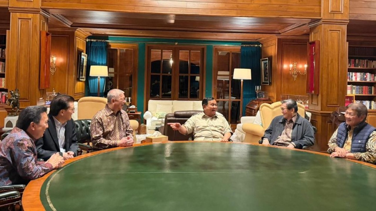 Presiden Prabowo Subianto bertemu dengan pengusaha nasional yakni Prajogo Pangestu (Barito Pacific Group), Anthony Salim (Salim Group), Franky Widjaja (Sinar Mas Group), Boy Thohir (Adaro Energy), dan Sugianto Kusuma (Agung Sedayu Group) di Padepokan Garudayaksa, Hambalang, Bogor, Jawa Barat, Selasa (10/2/2026) malam. (Foto: Dok/Istimewa)