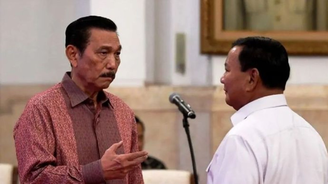 Arsip foto - Menko Marves Luhut Binsar Pandjaitan (kiri) berbincang dengan Menteri Pertahanan Prabowo Subianto saat menghadiri Sidang Kabinet Paripurna di Istana Negara, Jakarta, Senin, 26 Februari 2024. (Foto: ANTARA FOTO/Sigid Kurniawan/tom/aa)