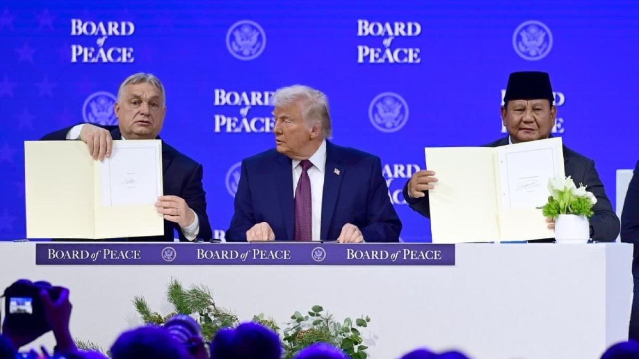 Tangkapan layar - Presiden RI Prabowo Subianto turut menandatangani piagam Dewan Perdamaian (Board of Peace) di samping Presiden Amerika Serikat (AS) Donald Trump, pada sela-sela acara World Economic Forum (WEF) 2026 di Congress Hall, Davos, Swiss. (Foto: Antara)