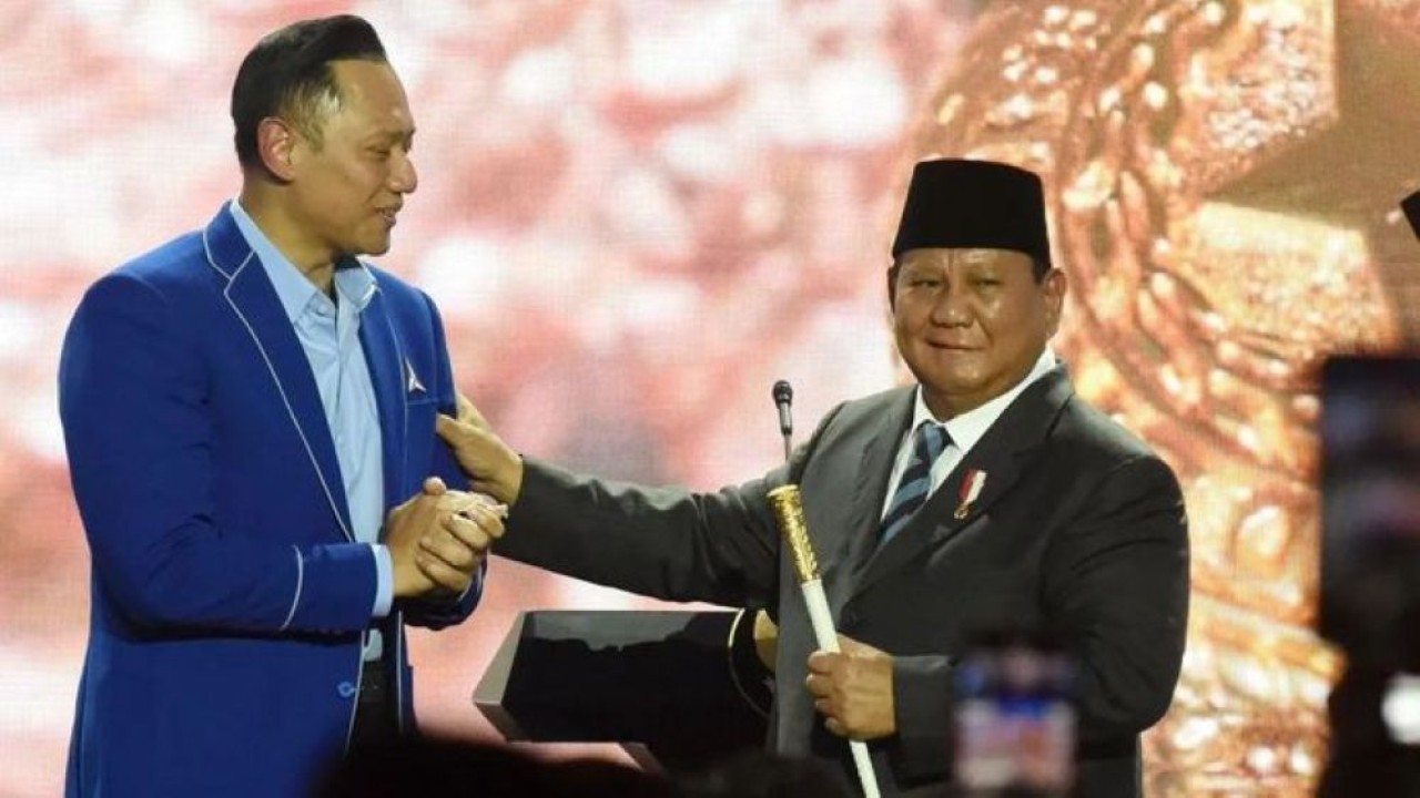 Arsip - Ketua Umum Partai Demokrat Agus Harimurti Yudhoyono (kiri) menyerahkan cendera mata tongkat komando kepada Presiden Prabowo Subianto (kanan) saat menghadiri penutupan Kongres VI Partai Demokrat di Jakarta, Selasa, 25 Februari 2025. (Foto: Antara)