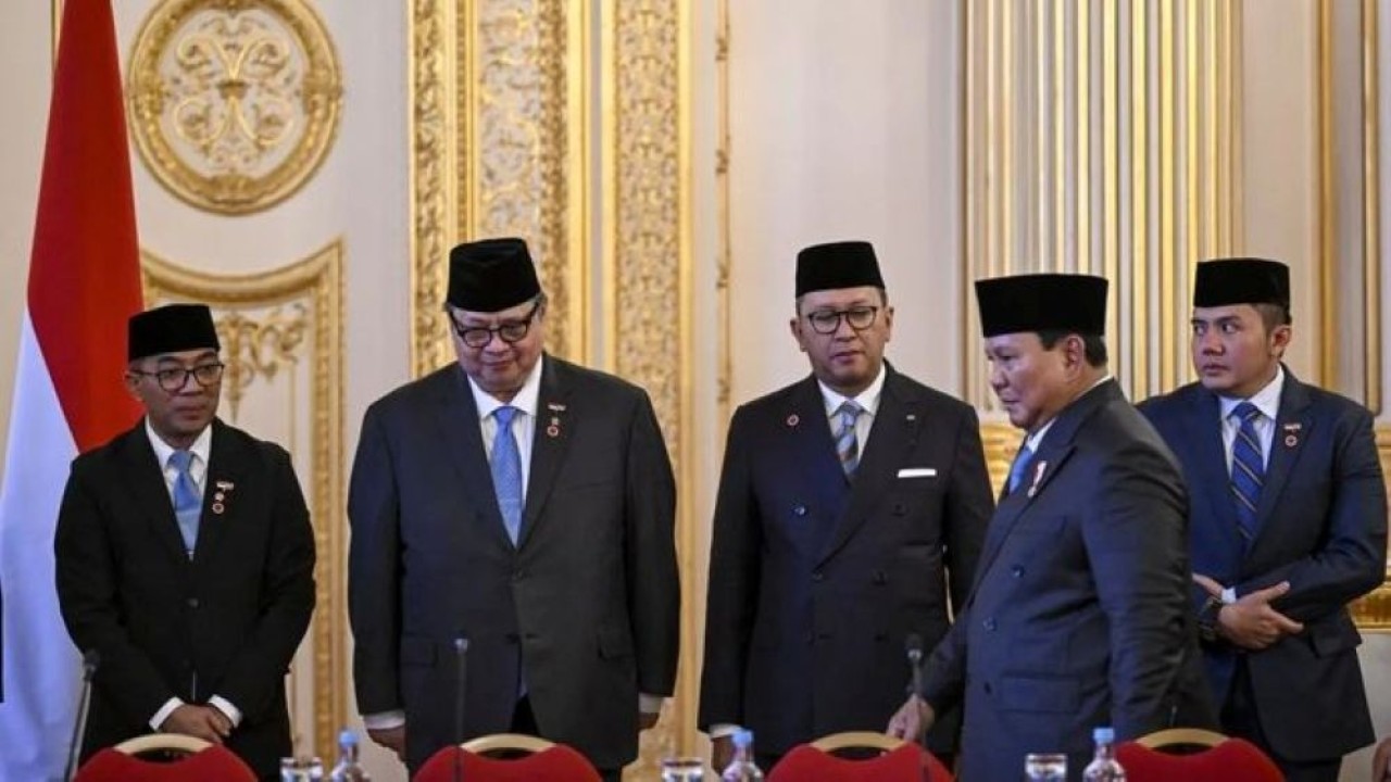 Presiden Prabowo Subianto (kedua kanan) bersama Menteri Pendidikan Tinggi, Sains, dan Teknologi (Mendiktisaintek) Brian Yuliarto (kiri), Menko Perekonomian Airlangga Hartarto (kedua kiri), Menteri Investasi dan Hilirisasi/Kepala BKPM Rosan Roeslani. (Foto: Antara)