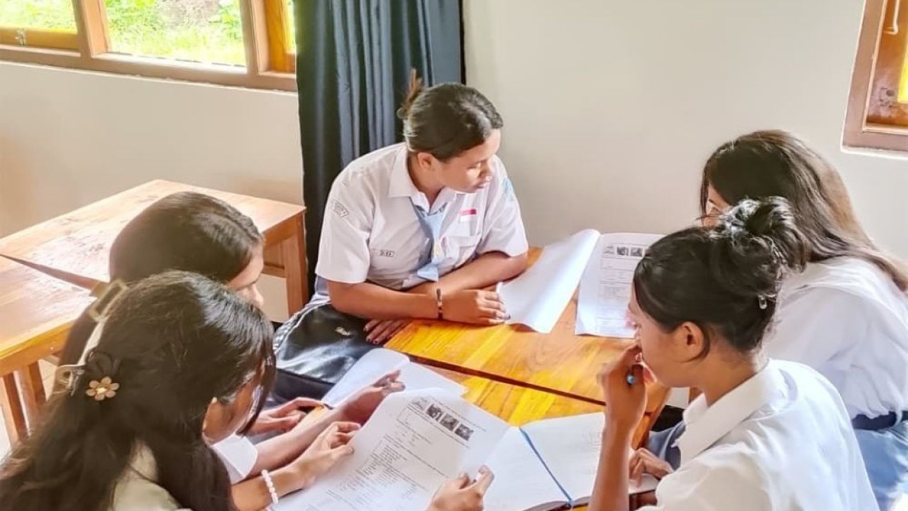 Surat yang ditulis siswi SMA Negeri 3 Kalabahi, Kabupaten Alor, Nusa Tenggara Timur (NTT), Ferona Keren Balol terasa sederhana namun tulus. (Foto: Dok/Istimewa)