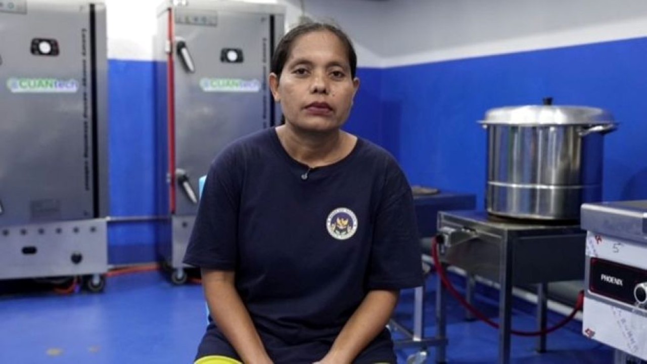 Kisah hidup Kristina Lende yang bekerja sebagai pencuci ompreng MBG mengaku kehidupannya berubah sejak bekerja di SPPG Watukaula. (Foto: Dok/Istimewa)