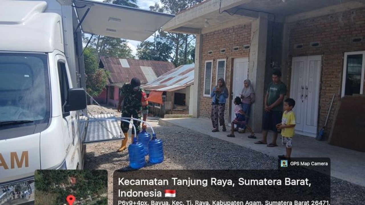 Masyarakat mengantre untuk mengisi jeriken dengan air bersih di Sumatra. (Istimewa)
